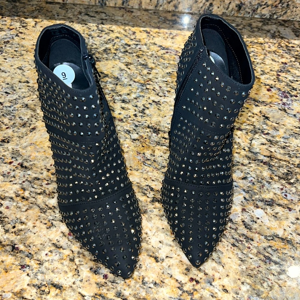 Women Steve Madden ankle boots never worn size 9 4” heel